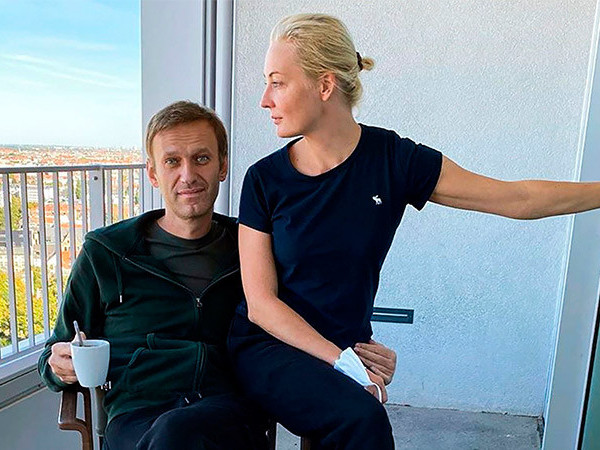 “Новочик”-оор хордсон А.Навальныйгийн бие сайжирч, эмнэлгээс гарлаа