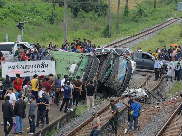 Тайландад аяллын автобус галт тэрэгтэй мөргөлдөж 20 хүн амиа алджээ
