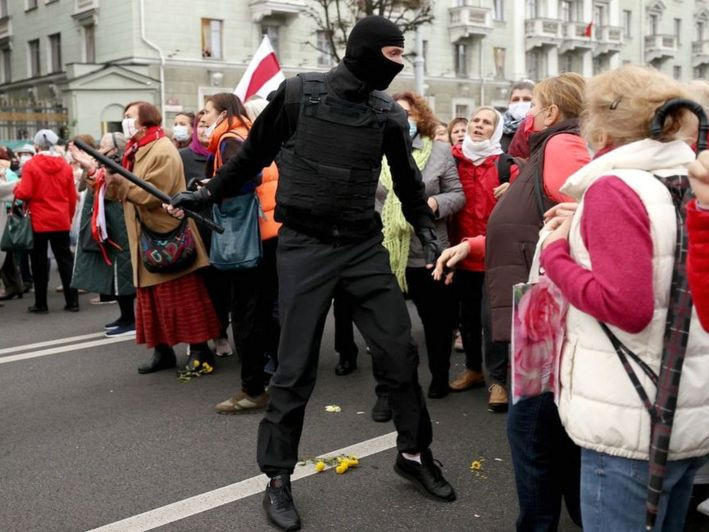 Беларусийн цагдаа нарт жагсагчдын эсрэг "үхлийн зэвсэг" ашиглах эрх өгчээ