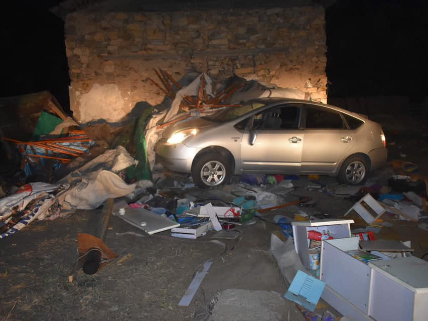 Согтуу жолооч айлын гэрийг дайрч, хоёр хүний амь насыг хохироожээ