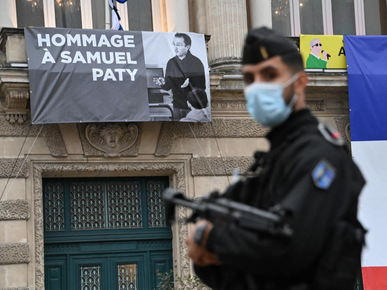 Багшийнхаа толгойг тасдаж хөнөөсөн террорист халдлагыг магтан сайшаасан 12-16 насны хүүхдүүдийг шалгаж эхэлжээ