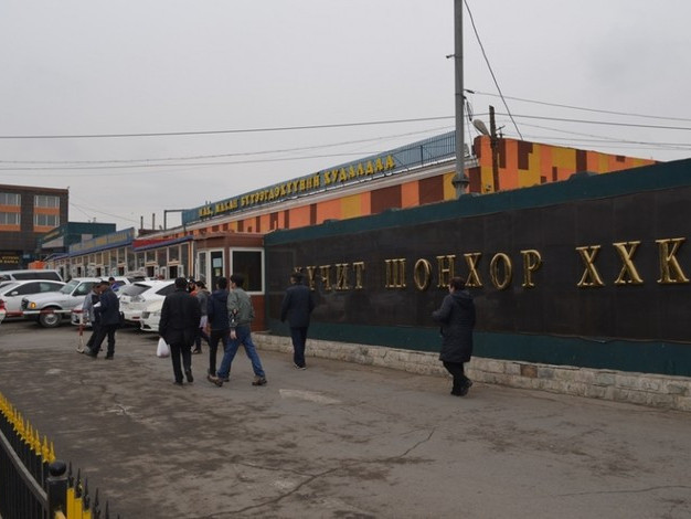 LIVE: Хүчит шонхор захыг зорих иргэдийн хөдөлгөөн буурахгүй байна