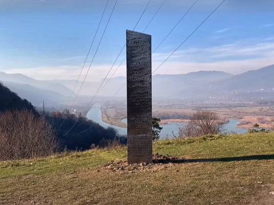 Юта мужийн цөлөөс алга болсон металл багана Румын улсад гарч ирэв