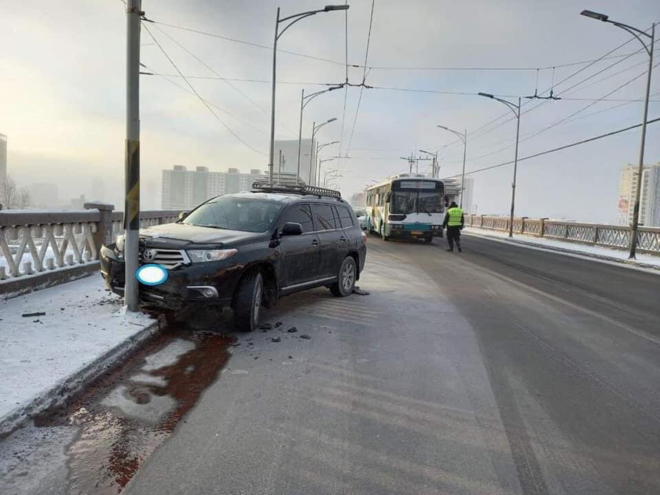 ФОТО: Дугуй засвар ажиллахгүй байгаа нь Энхтайваны гүүр дээр гарах ослыг нэмэгдүүлж байна уу