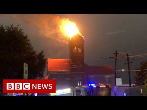 ВИДЕО: Сиднейн 132 жилийн түүхтэй цамхаг дээр аянга бууж, шатжээ