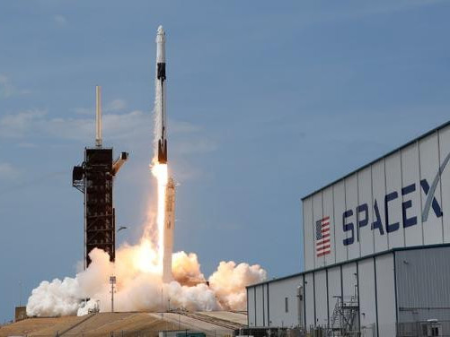 ВИДЕО: SpaceX-ийн хөлөг Covid-19-ийн эмийг тойрог замд хүргэхээр хөөрлөө