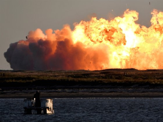 ВИДЕО: “SpaceX”-ийн пуужин газардах үедээ дэлбэрчээ