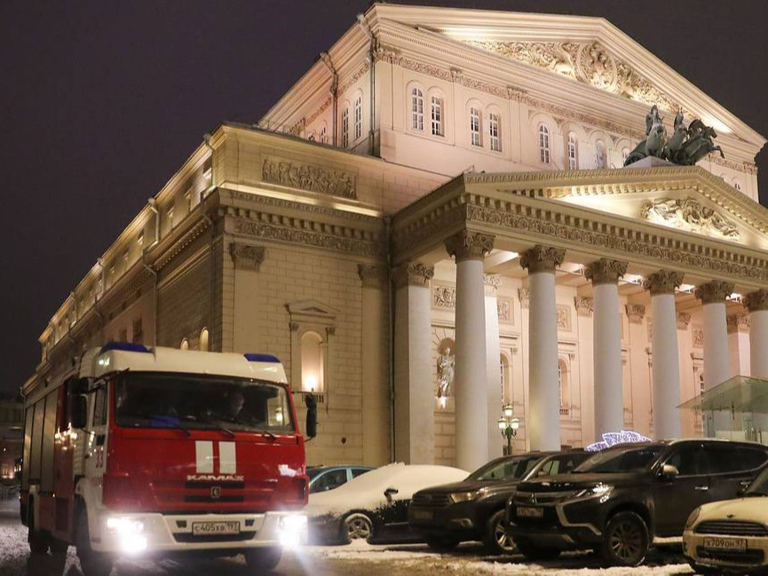 "Большой театр”-ыг дэлбэлнэ гэж мэдэгдсний дараа 500 гаруй хүнийг нүүлгэн шилжүүлжээ