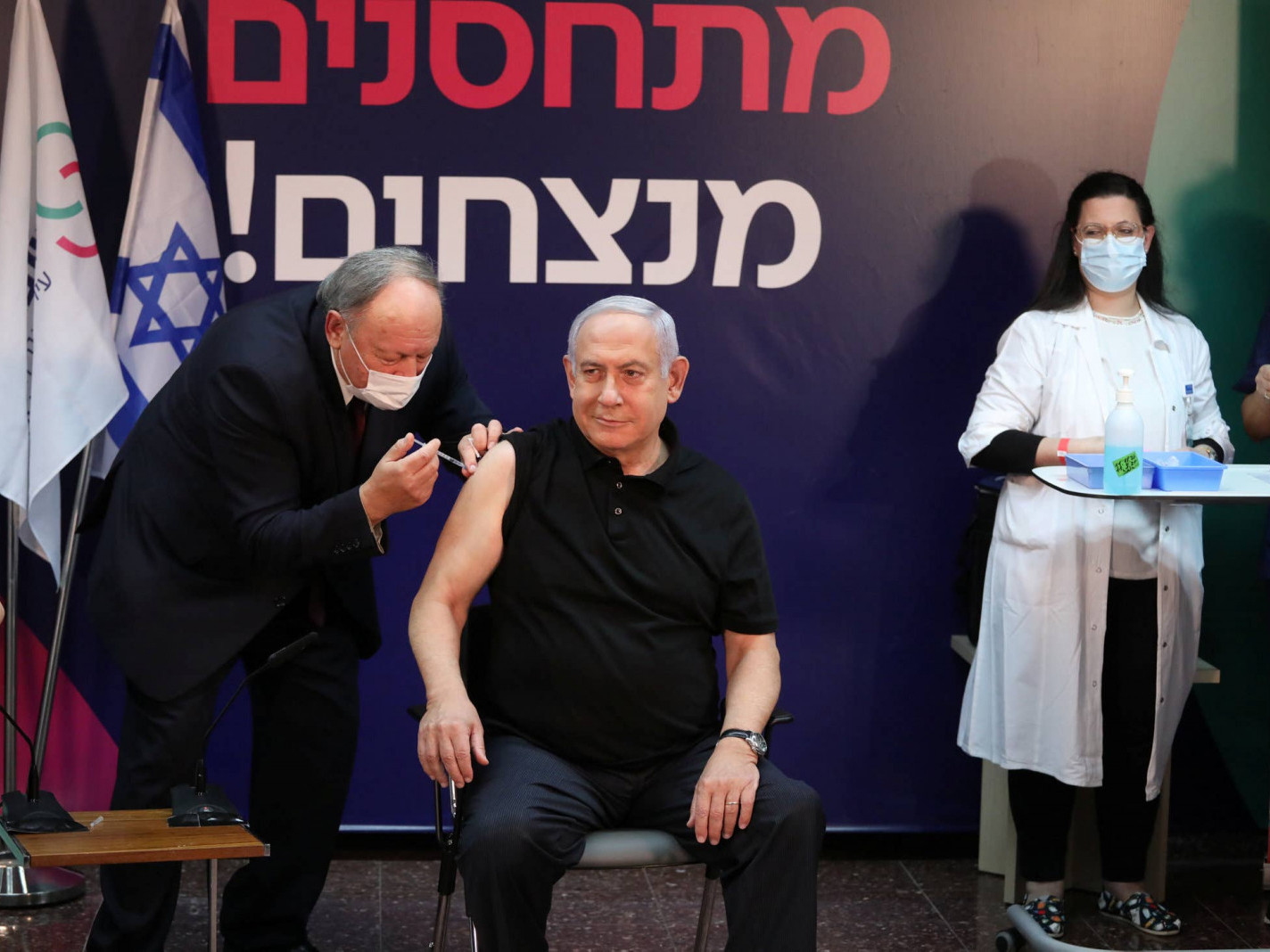 Израилийн ерөнхий сайд ард иргэдээ уриалан камерны өмнө вакцин хийлгэжээ