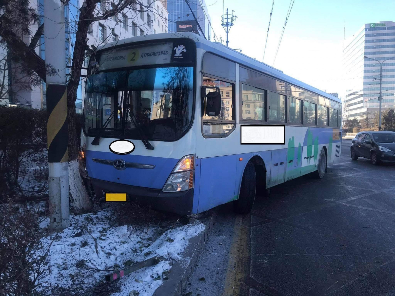 СЭРЭМЖЛҮҮЛЭГ: Нийтийн тээврийн автобус замын хажуу талын мод мөргөжээ