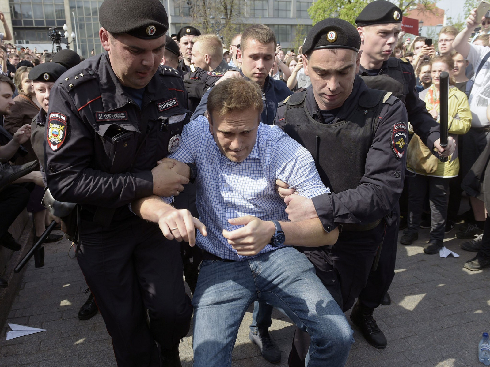 Навальныйг нэг хоногийн дотор Германаас ОХУ-д буцаж ирэхгүй бол шоронд хийхийг сануулжээ