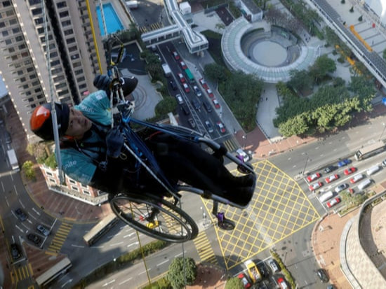 Тэргэнцэртэй залуу 300 метрийн өндөр барилга руу 10 цагийн турш олсоор дамнан авирчээ