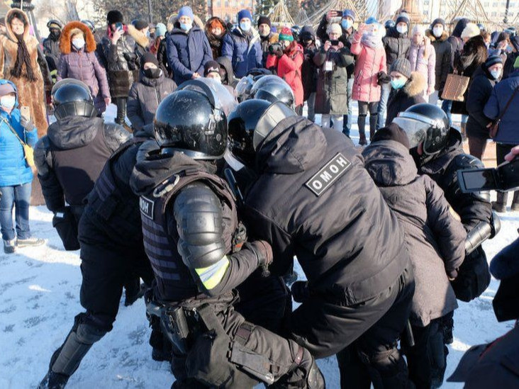 ШУУРХАЙ: А.Навальный дэмжигчид эсэргүүцлийн жагсаал хийж, цагдаа нар иргэдийг баривчилж эхэлжээ