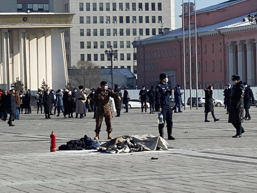 ВИДЕО: Дэд ахлагч н.Даваажав хоёр иргэний хамт шатаж буй иргэн рүү гүйж очжээ