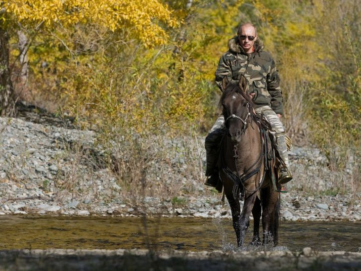 ОХУ-ын Ерөнхийлөгч В.Путин Сибирт амарч байх үедээ мориноосоо унажээ