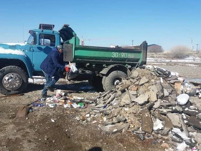 Голын эрэг дээр хогоо асгаад зугтсан иргэнийг олж, хогийг нь цэвэрлүүлжээ