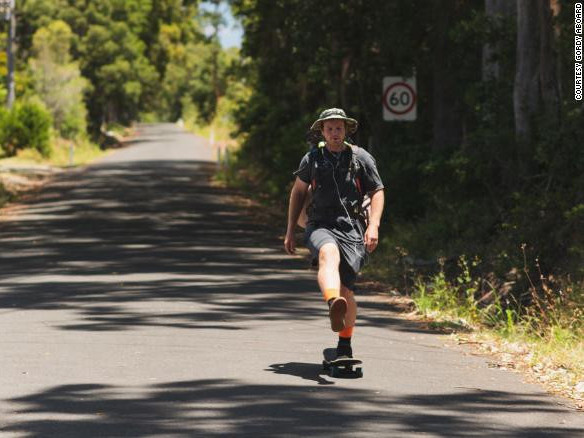 Австралийн иргэн 4 мянган км замыг скейтбордоор туулжээ