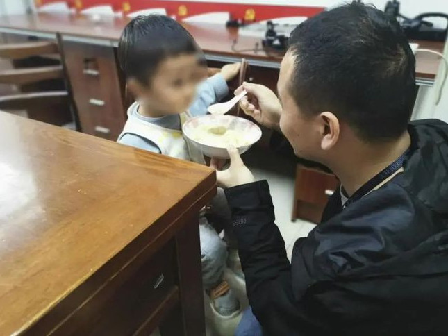 Хоёр настай хүүгээ худалдаж олсон мөнгөөрөө аялж явсан хятад эрийг баривчилжээ