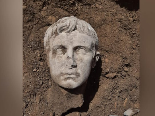 2 мянган жилийн өмнө хийгдсэн Август хааны гантиг толгойн баримлыг илрүүлжээ