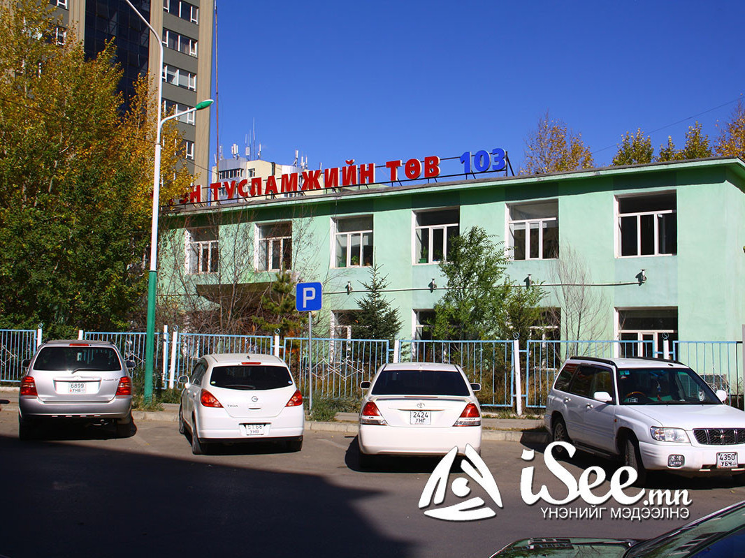 Түргэн тусламжийн автомашин айлын хашаа руу гулгаж ороод гарч чадахгүй байна гэж дуудлага өгчээ