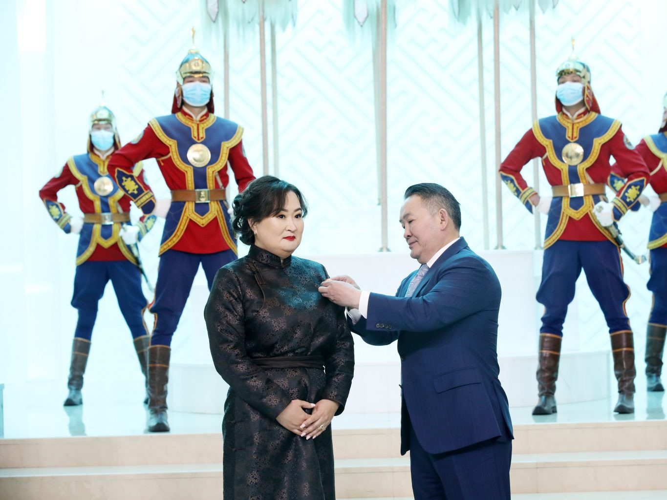 Монгол Улсын Ерөнхийлөгч “Эхийн Алдар” одон гардуулж байна
