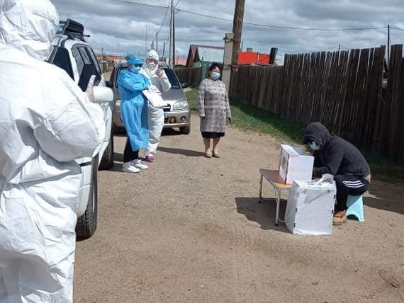 Коронавирусийн халдвараар өвчилсөн 7051 хүн зөөврийн битүүмжилсэн саналын хайрцгаар саналаа өгч байна