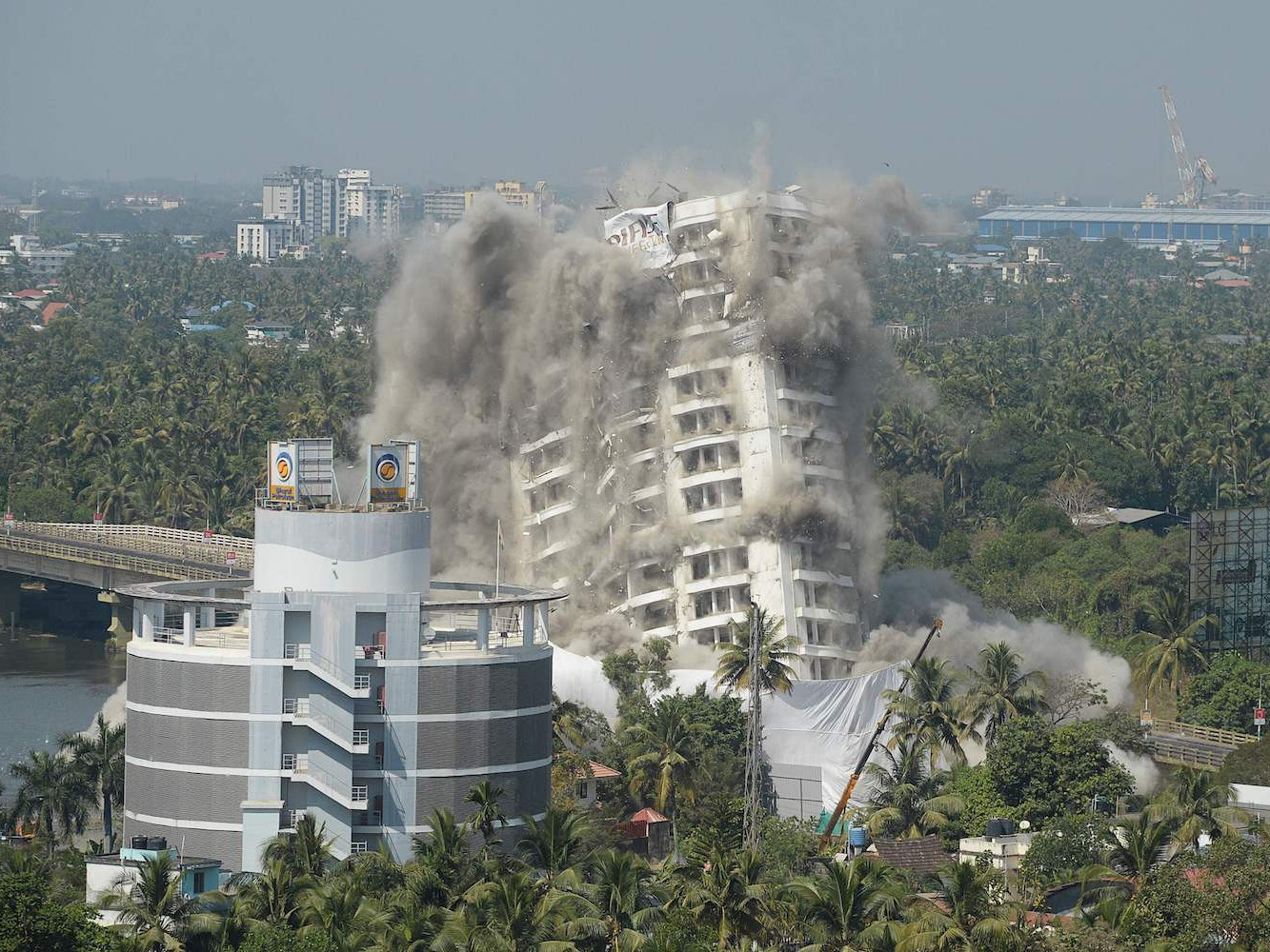 Энэтхэгт барилга нурсны улмаас 11 хүн амиа алджээ