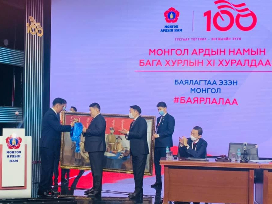 Л.Оюун-Эрдэнэ намын даргын тамгаа гардаж авлаа 