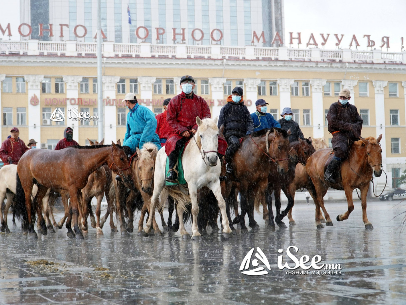 ВИДЕО: Морьтой жагсагчид иргэд болон цагдаагийн алба хаагчид руу халдах гэж оролдов