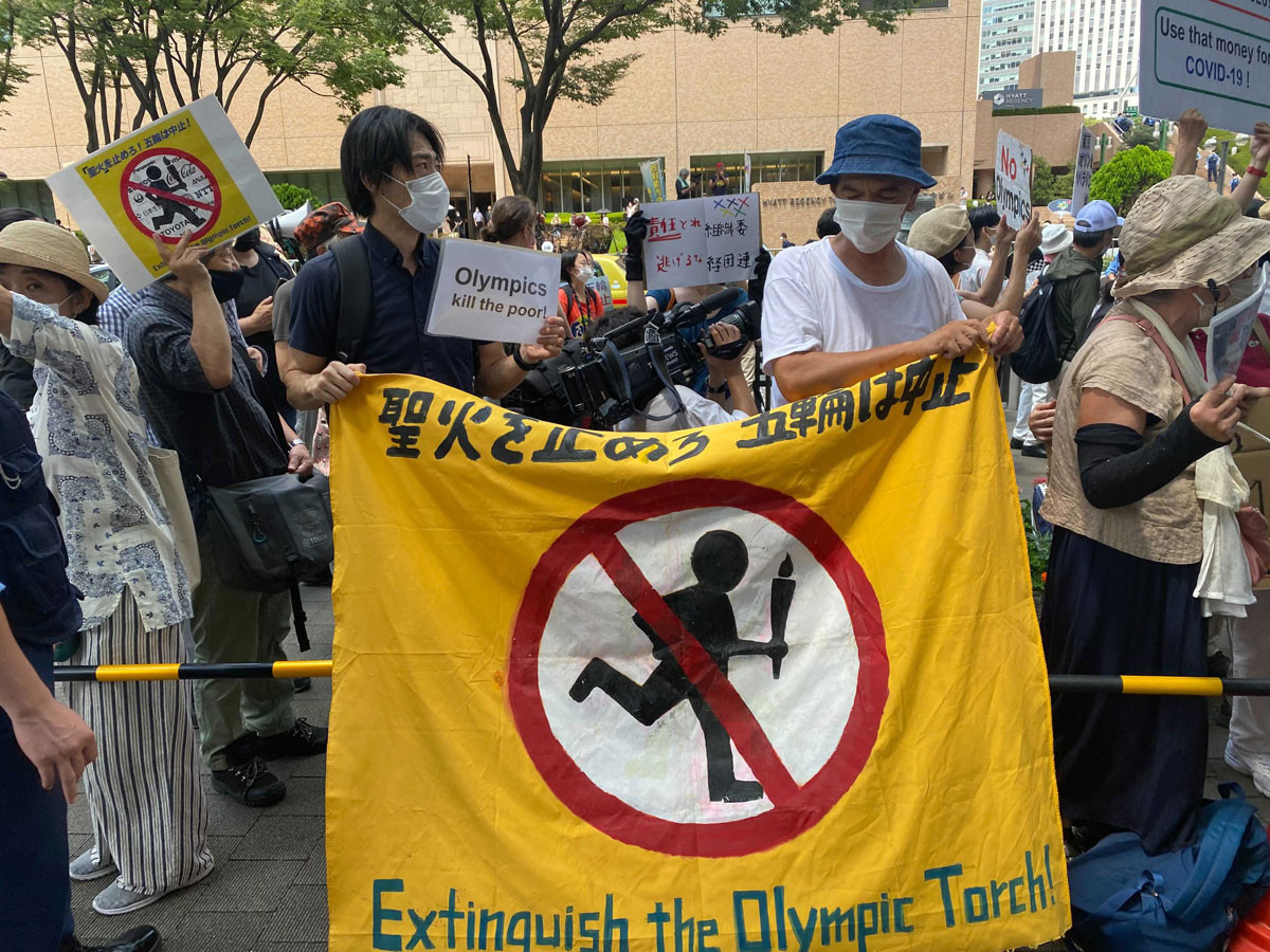 Олимпийг эсэргүүцсэн Японы иргэд хотын захиргааныхаа гадна жагсаж байна