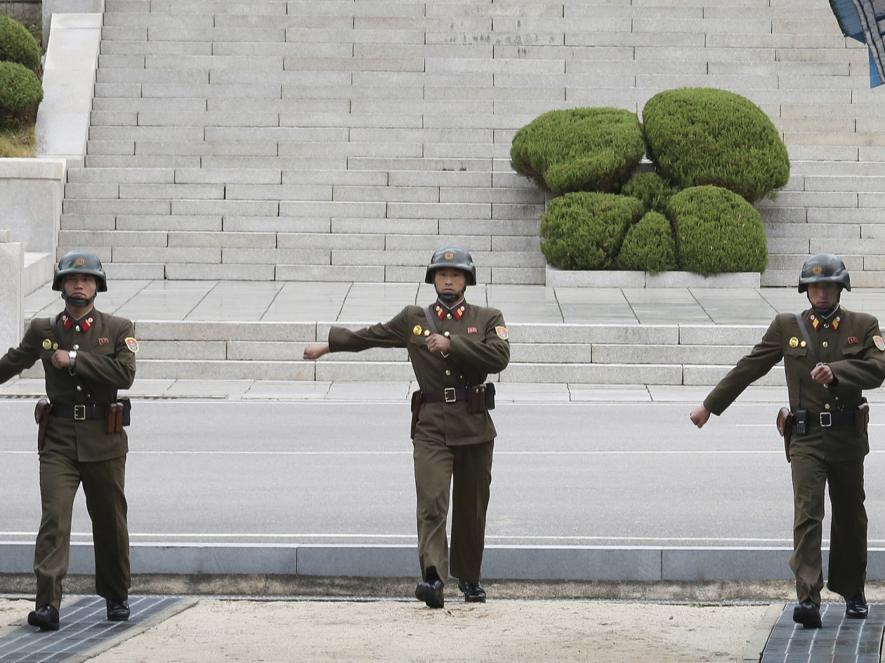 Хойд Солонгосын гурван цэрэг BTS хамтлагийн бүжгийг бүжиглэснийхээ төлөө баривчлагджээ