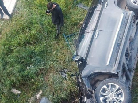 ВИДЕО: "Ланд 200" машин явган зорчигч мөргөж гүүр давж унасан осол гарлаа 