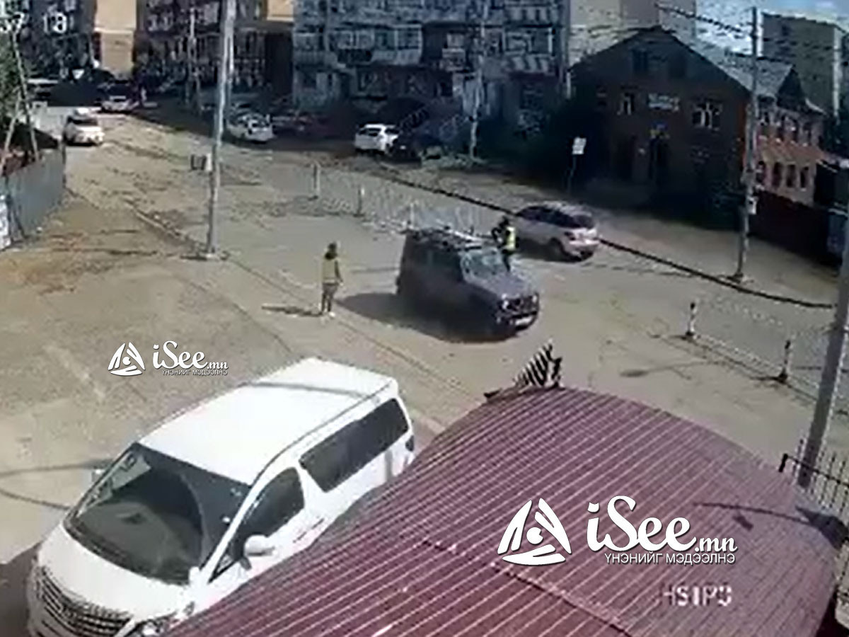 ВИДЕО: Сурагчид зам тавьж өгөөгүй жолооч, шаардлага тавьсан “school police”-руу халдахыг завджээ