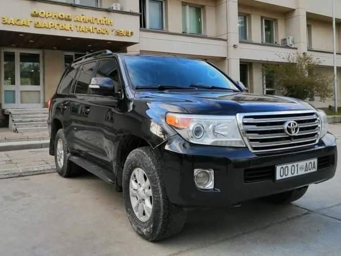 Дорнодын Засаг дарга Land 200 автомашинаа аймгийнхаа эмнэлэгт өгчээ