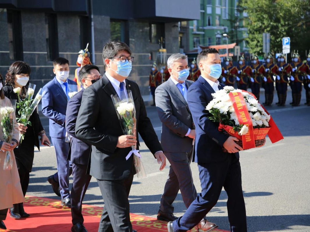 Хэлмэгдэгсдийн дурсгалыг хүндэтгэн цэцэг өргөлөө
