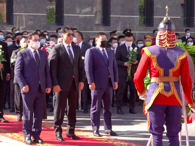 Хэлмэгдэгсдийн дурсгалд зориулсан хөшөөнд цэцэг өргөлөө