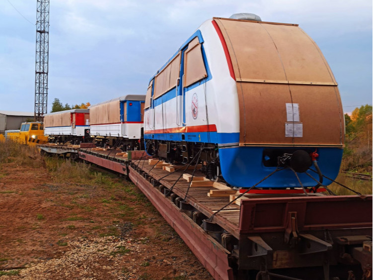 ФОТО: Монголын төмөр замд аялах хүүхдийн галт тэрэгнүүд ОХУ-аас ачигджээ