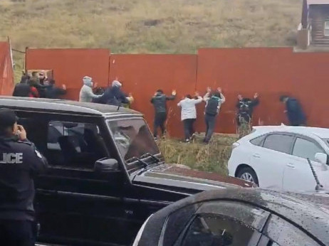 ВИДЕО: Зайсан толгойг тойруулж хашаа барьснаас болж иргэд дулааны шугамд холбогдож чадахгүй байна