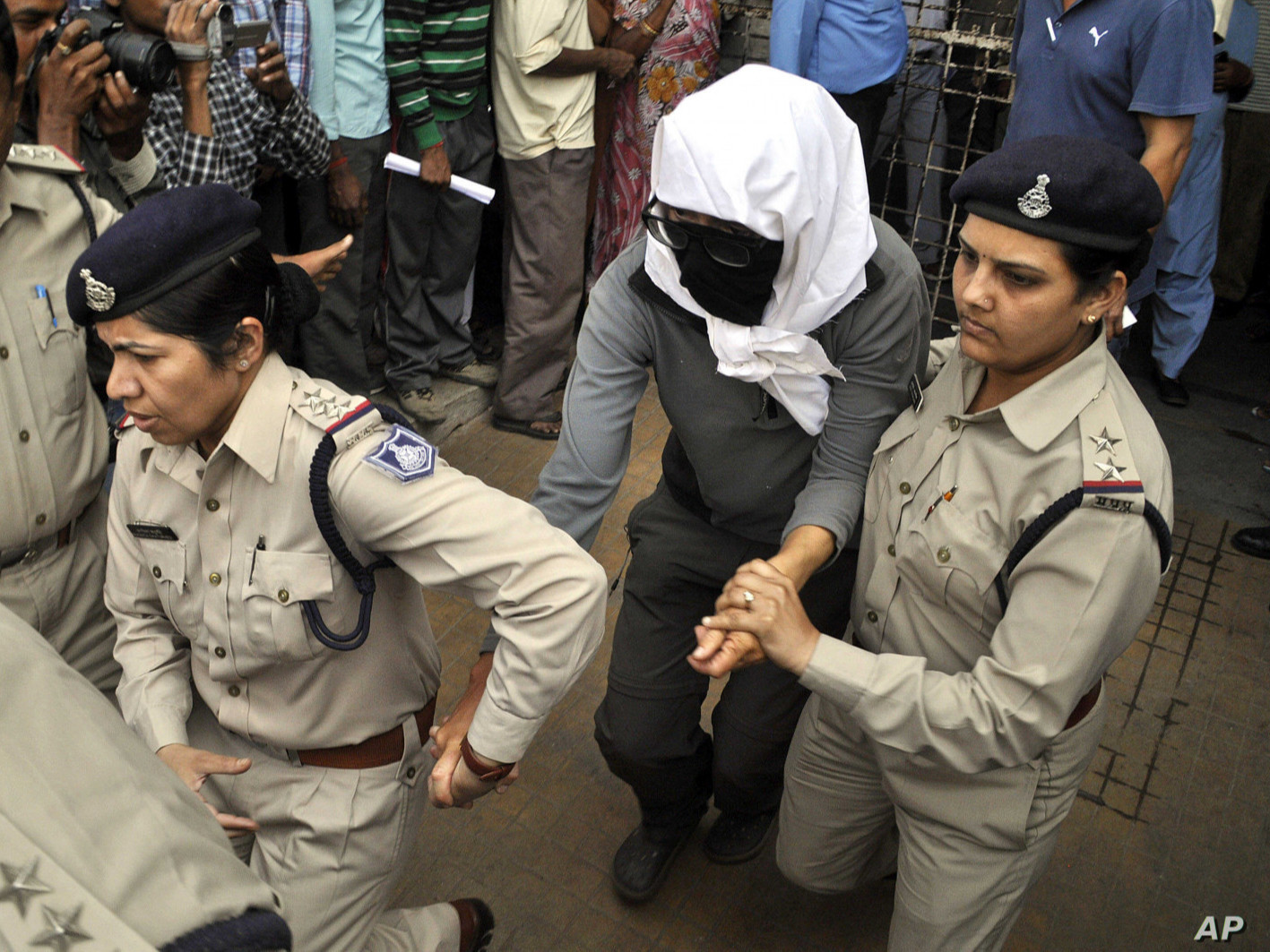 Энэтхэгт 15 настай охиныг бүлэглэн хүчирхийлсэн хэргээр 29 эрэгтэйг баривчилжээ