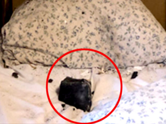 ВИДЕО: Унтаж байсан эмэгтэйн орон дээр солир унажээ