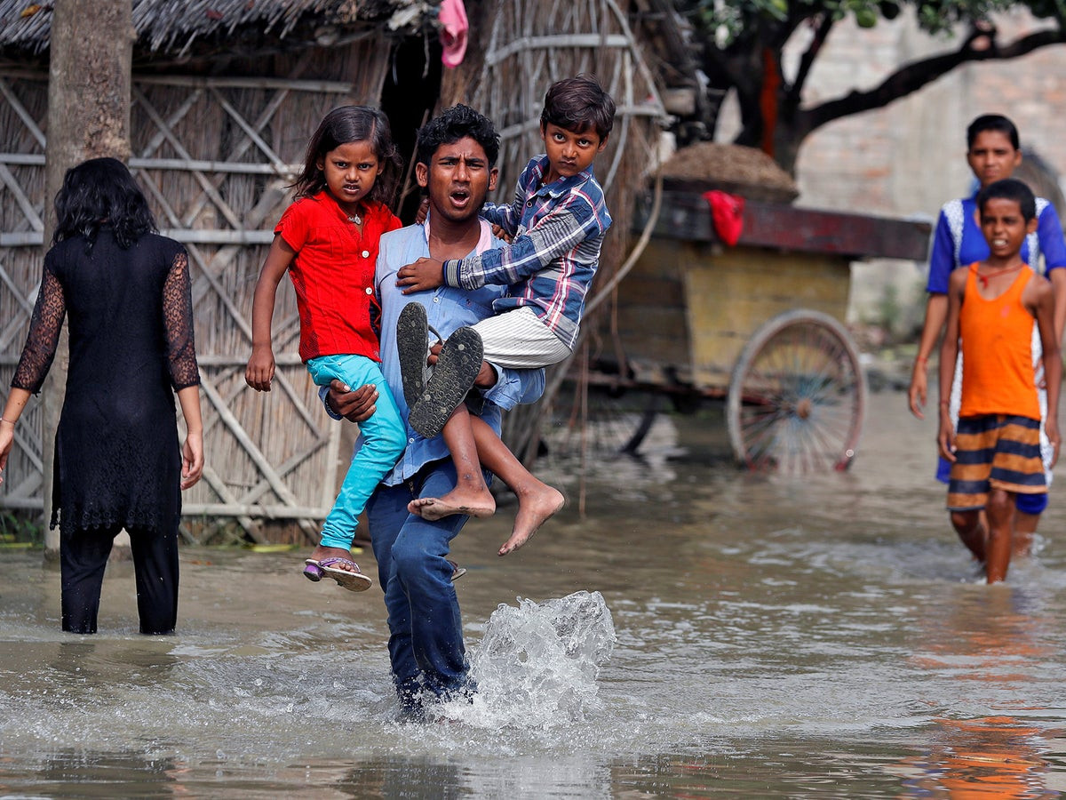 Энэтхэгт хүчтэй аадар борооны улмаас үер болж, 24 хүн амиа алджээ