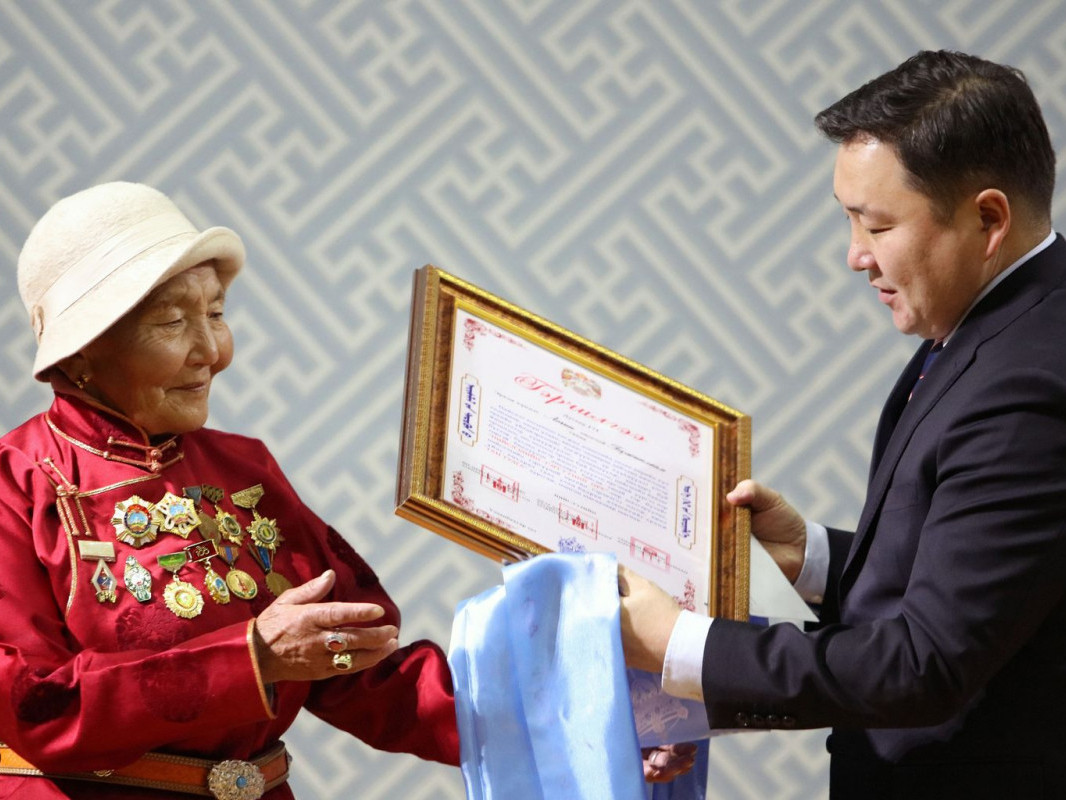 Нийслэлийн шилдэг есөн өрхийг шалгаруулж, шагнал гардууллаа