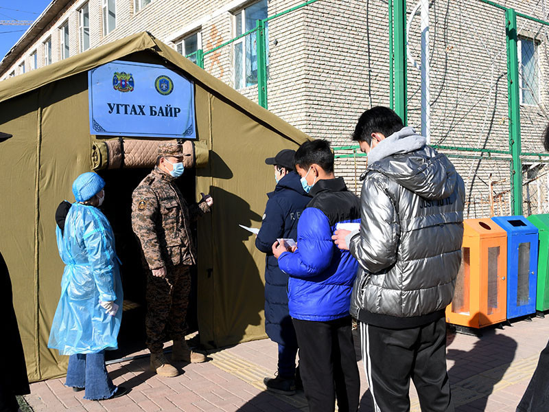 Цэрэгт татагдсан залуус коронавирусээр халдварлаж, уушгинд нь өөрчлөлт илэрсэн тохиолдолд гэрт нь буцаана