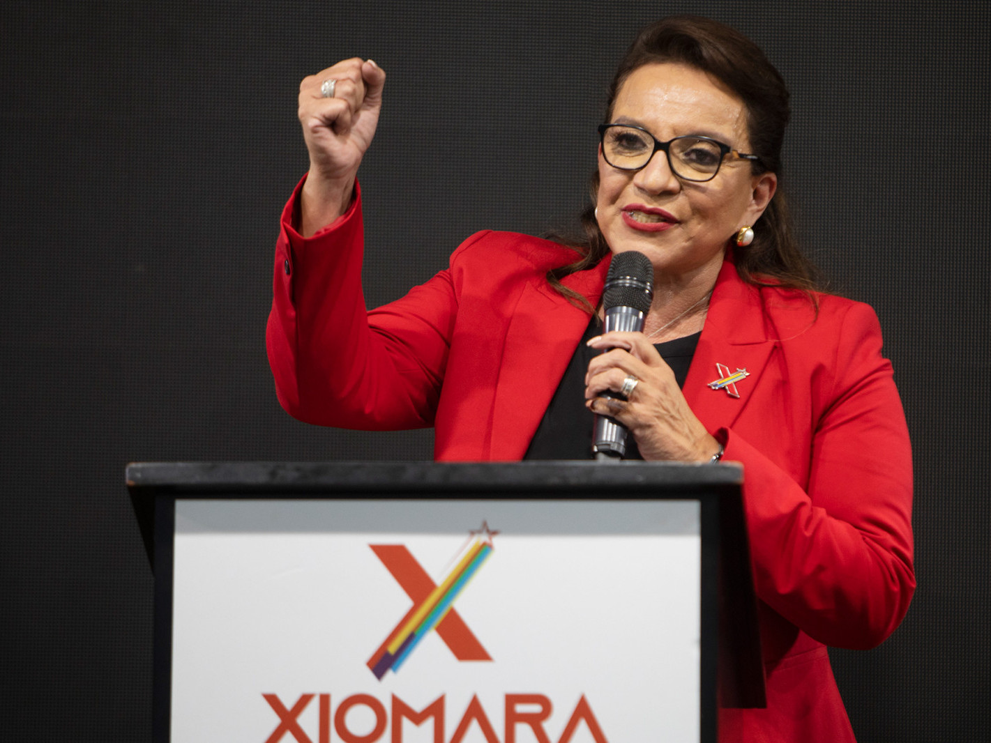 Гондурас улс түүхэндээ анх удаа эмэгтэй ерөнхийлөгчтэй боллоо