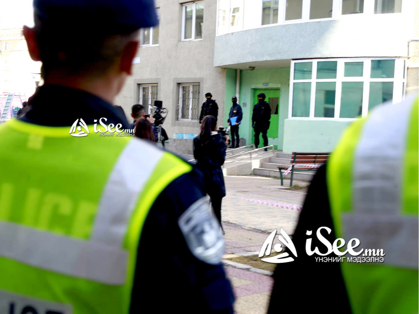 Дээврээс үсрэх гэж байсан 52 настай эрэгтэйг аварчээ