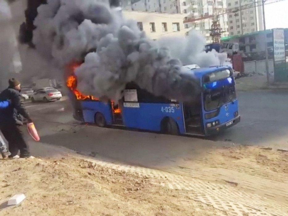 Зорчигч тээвэрлэж явсан автобус шатжээ