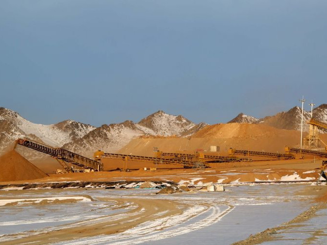 Завханы нутагт натрийн цианид алдаж, асуудал дэгдээж байсан “Баян айраг Эксплорэйшн” ХХК-ийн эрхийг сэргээжээ