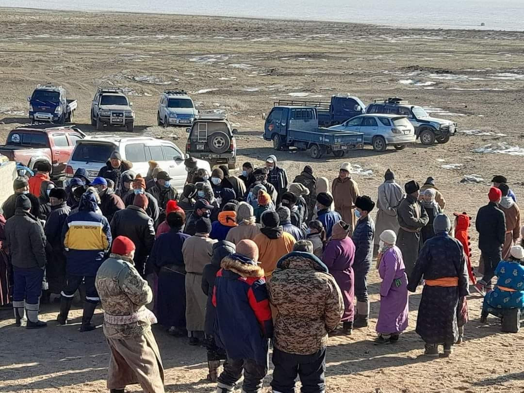 "Цагаан дэлийн боомт"-ыг нээхийг эсэргүүцэж нутгийн малчид жагсаж байна 