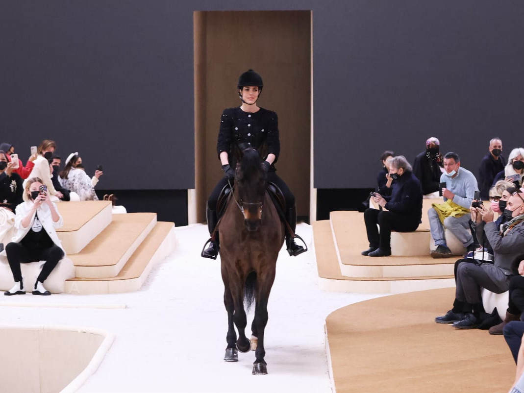 ВИДЕО: Монакогийн гүнж “Chanel” брэндийн тайзнаа морь унан, загвар өмсжээ