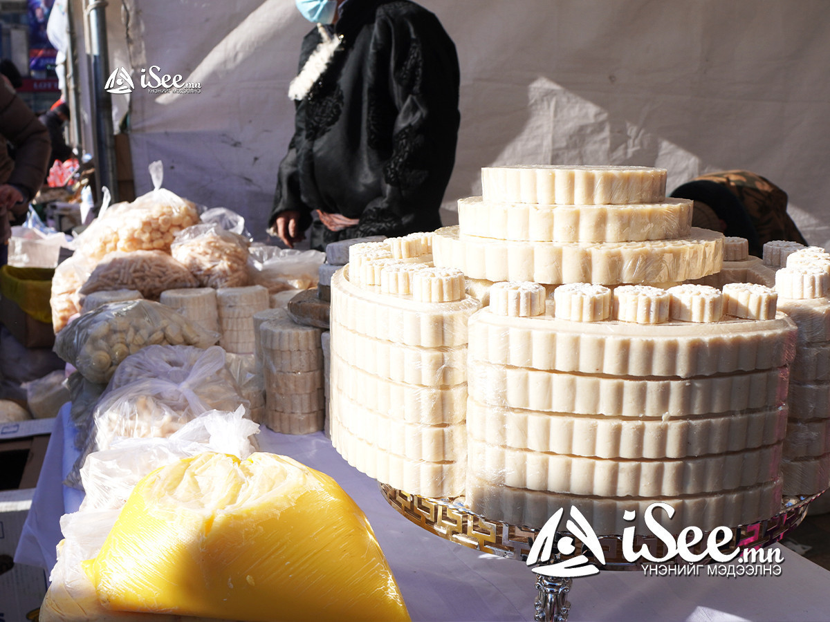 Шинийн гурван өнжиж байгаа учраас өнөөдөр тавгийн идээгээ хурааж, гэр бүлийнхэндээ хүндэтгэл үзүүлж болно